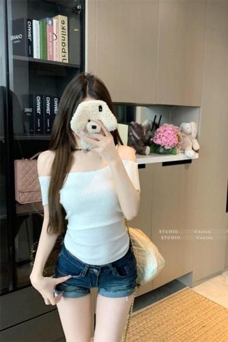 Pure sexy hot girl with one shoulder slim fit and slim knitted short-sleeved top