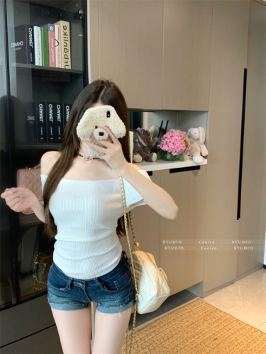 Pure sexy hot girl with one shoulder slim fit and slim knitted short-sleeved top