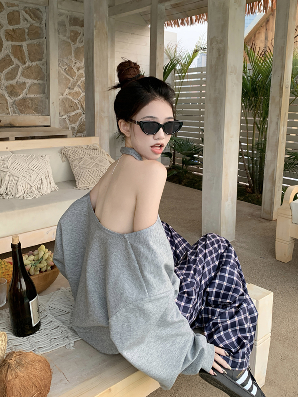 Design sense of two-piece halter neck sweatshirt