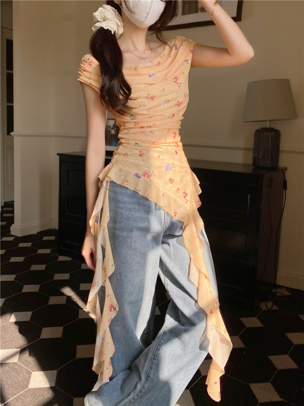 The short-sleeved T-shirt in the Red Man Pavilion is a hot-shoulder floral design with unique and beautiful top