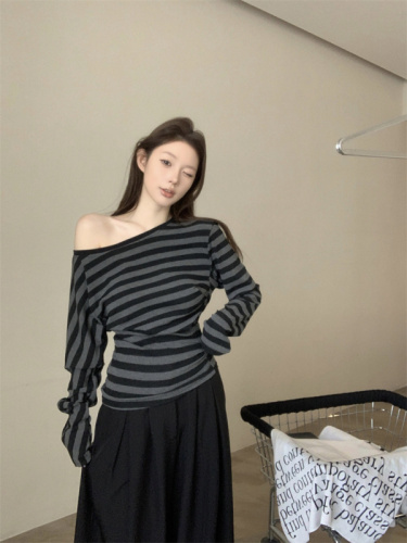 Design-striped one-length T-shirt for women in spring new style waist-slimming inner bottom shirt top