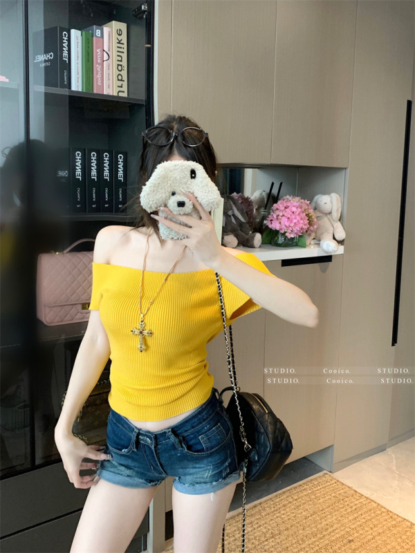 Pure sexy hot girl with one shoulder slim fit and slim knitted short-sleeved top