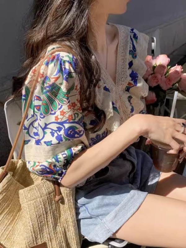 Summer women's clothing Korean new style design lace splicing shirt loose retro V-neck floral shirt trendy