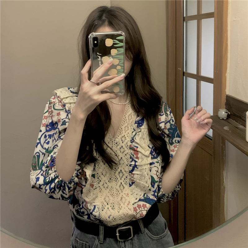 Retro V-neck floral shirt Korean summer new design lace spliced ​​loose shirt