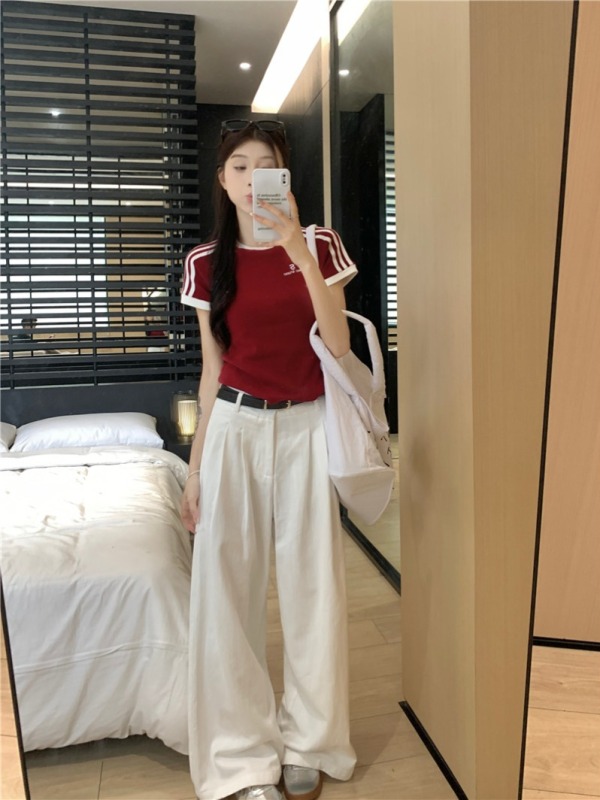 Retro red striped front shoulder splicing embroidered short-sleeved T-white wide-leg trousers two-piece set