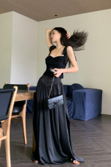 Niche hot girl black suspender vest + high-end skirt