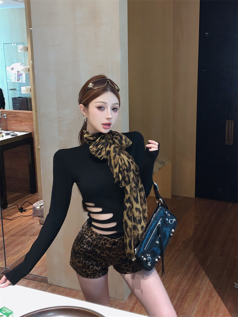 Real photo of hot girls black long-sleeved T-shirt hollow turtleneck top + leopard print casual shorts low-waisted hip hot pants