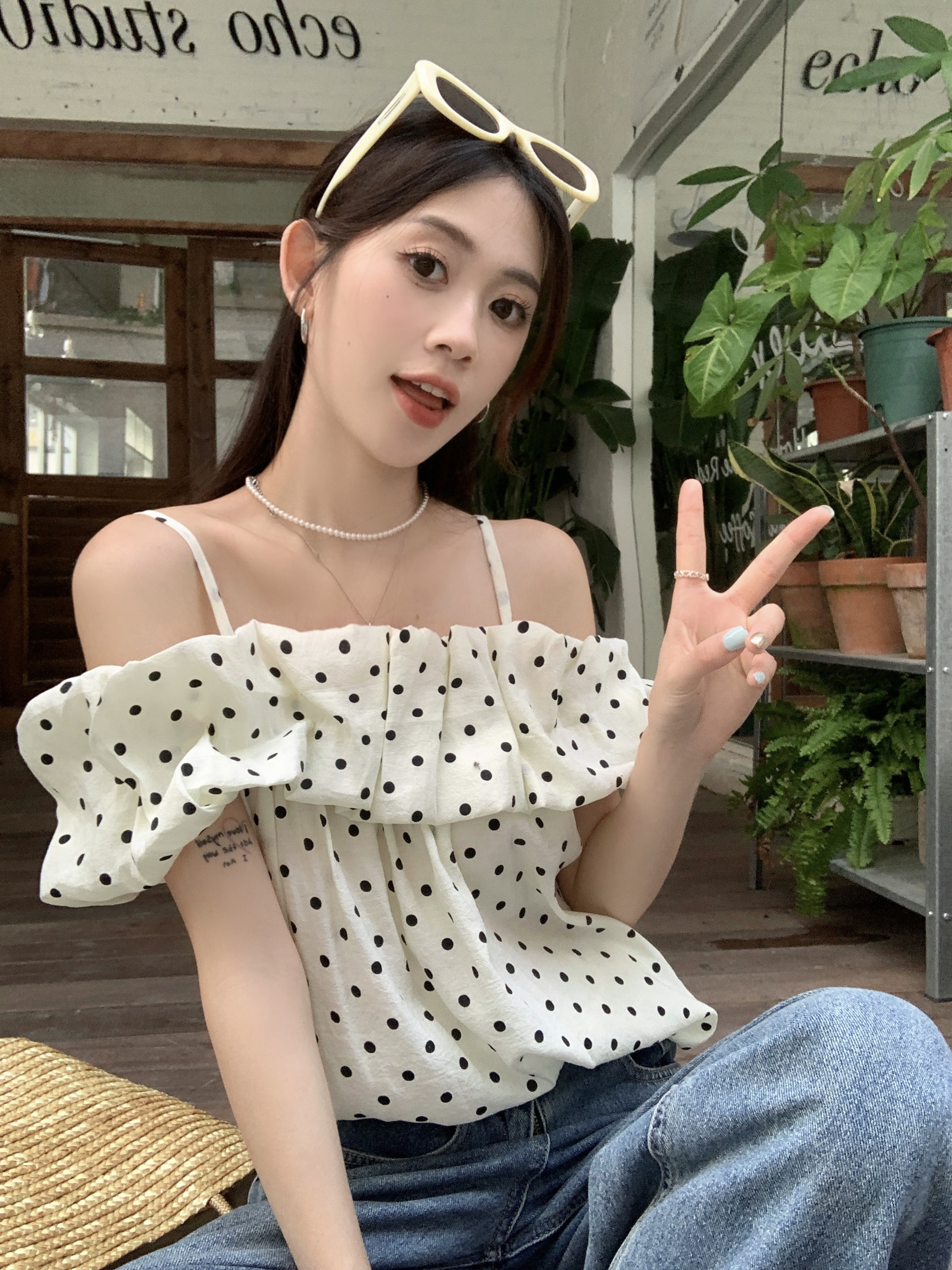 Real shot of one-shoulder puff sleeve polka dot shirt for women in summer design niche shirt French retro top