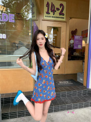 Real shot French retro floral suspender V-neck dress for women in summer waist-hugging and slimming A-line hip-wrap skirt