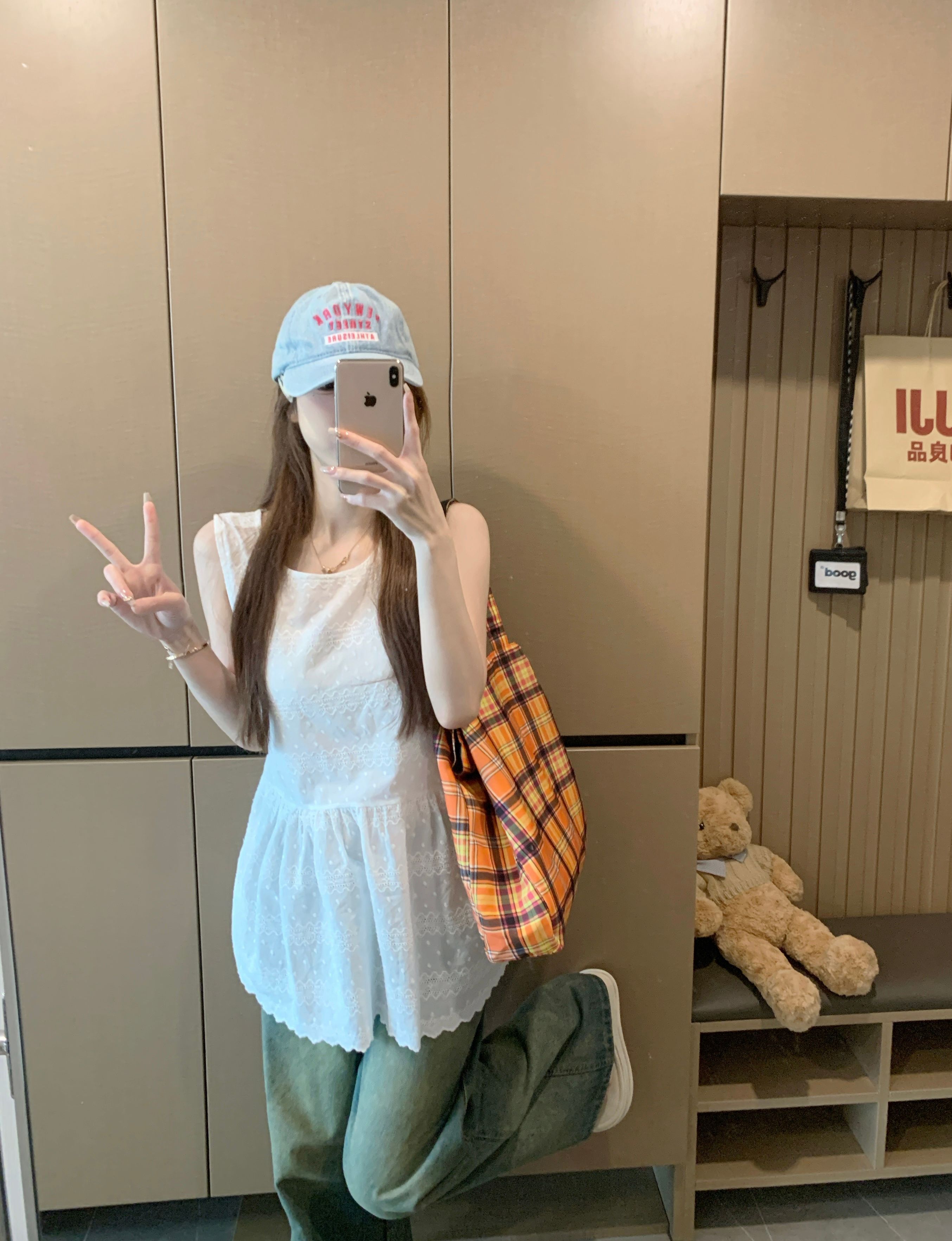 Real-life white jacquard vest with new I-shaped design and fashionable mid-length top set