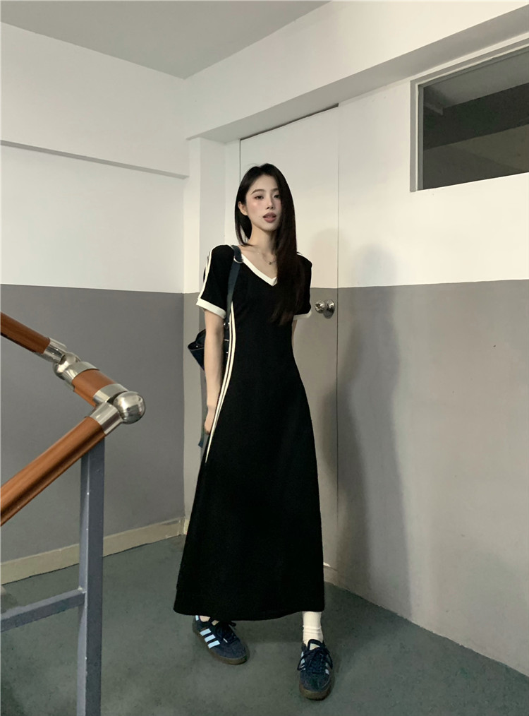 Real photo of short-sleeved dress for women 2025 new temperament black skirt design over the knee chic long skirt