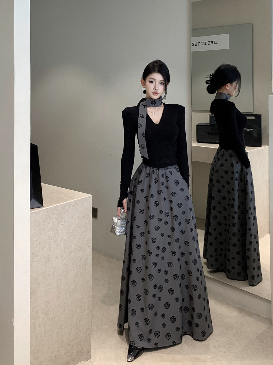 Real shot of retro sexy V-neck slim T-shirt + camellia A-line skirt long skirt two-piece set for women