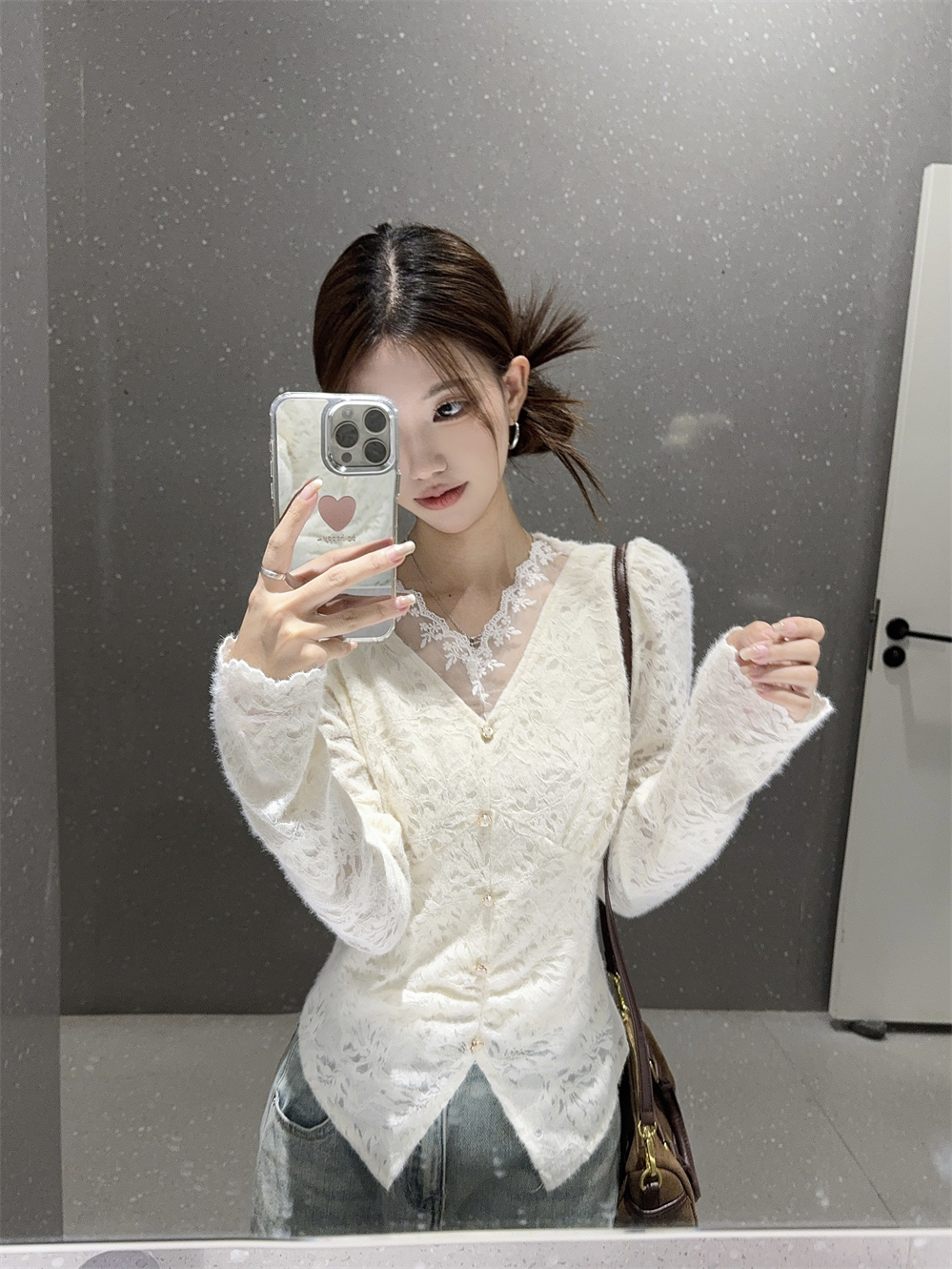 Real shot of spring dress gentle lace splicing knitted base shirt for women, slim fit and slim V-neck top trendy