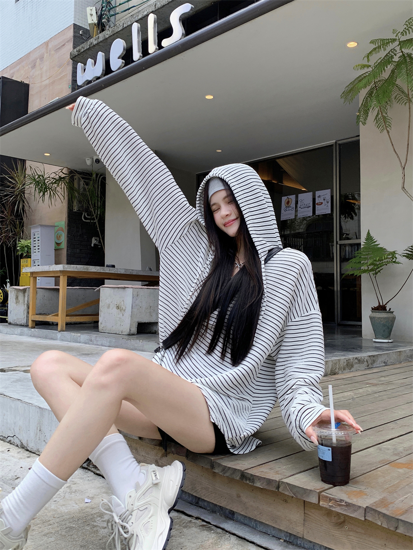 Real photo of lazy style black and white striped loose spring long-sleeved hooded sweatshirt 2025 new casual top for women