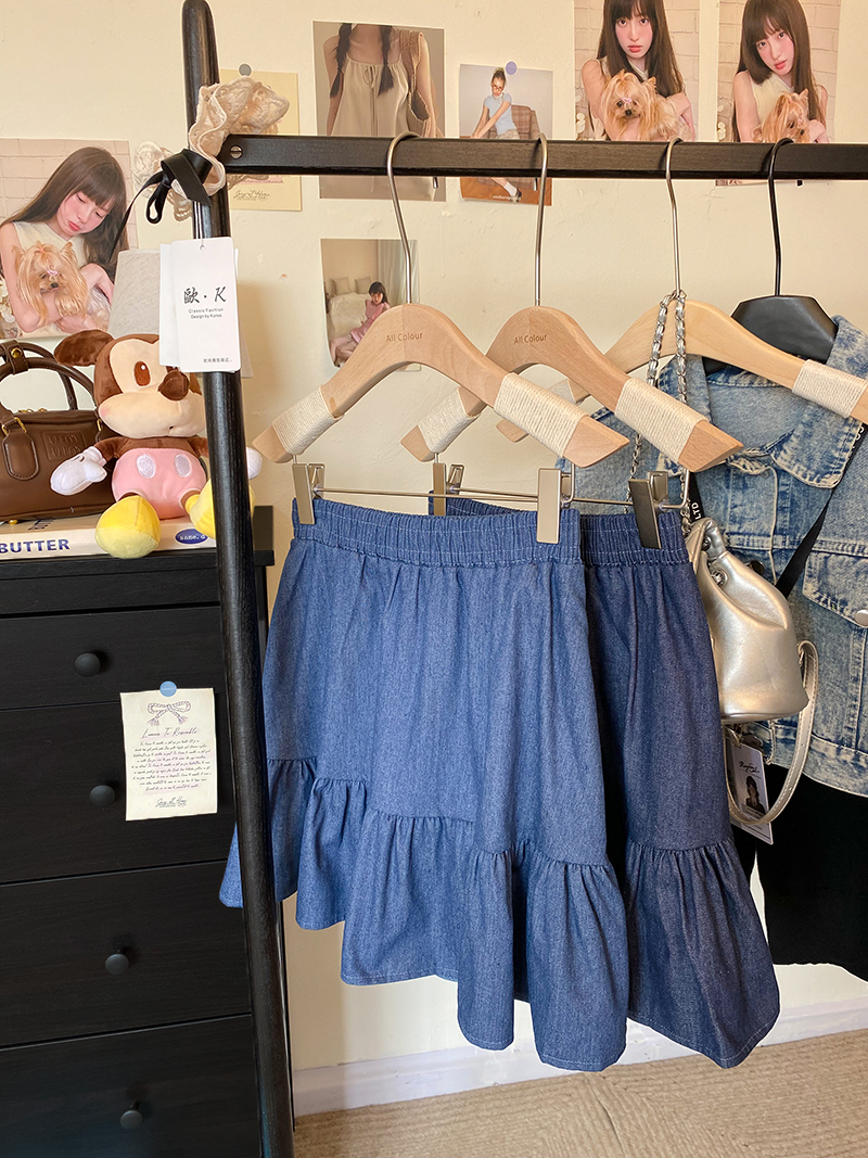 Real-life photography of sweet and age-reducing new light-color denim skirt for women for women with ruffles and long legs and high waist skirt