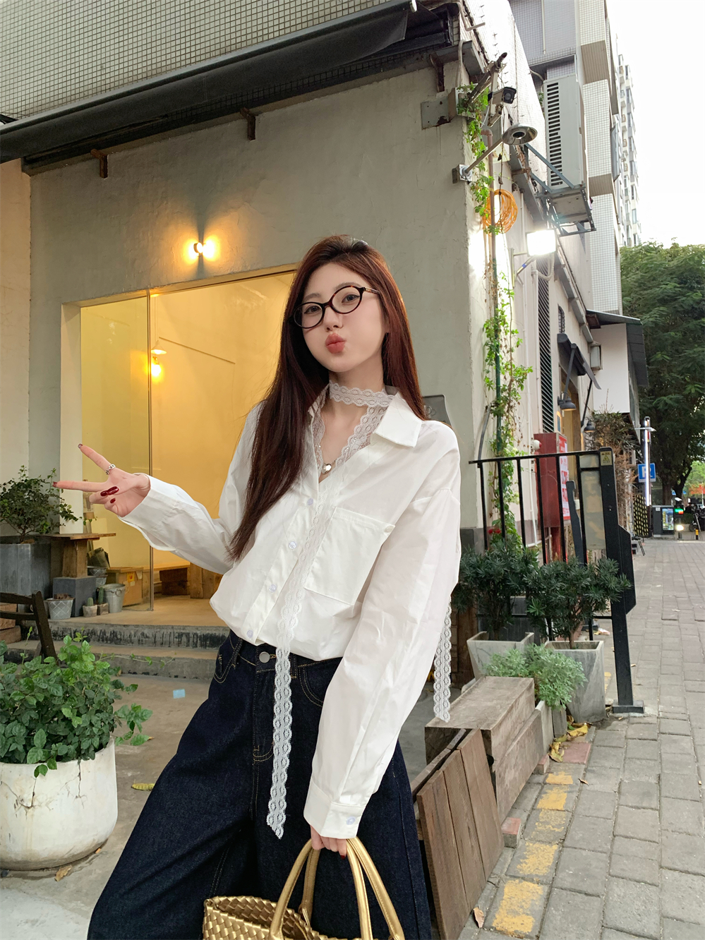 Real shot Korean lazy style lace streamer V-neck loose white shirt women's long-sleeved design niche top