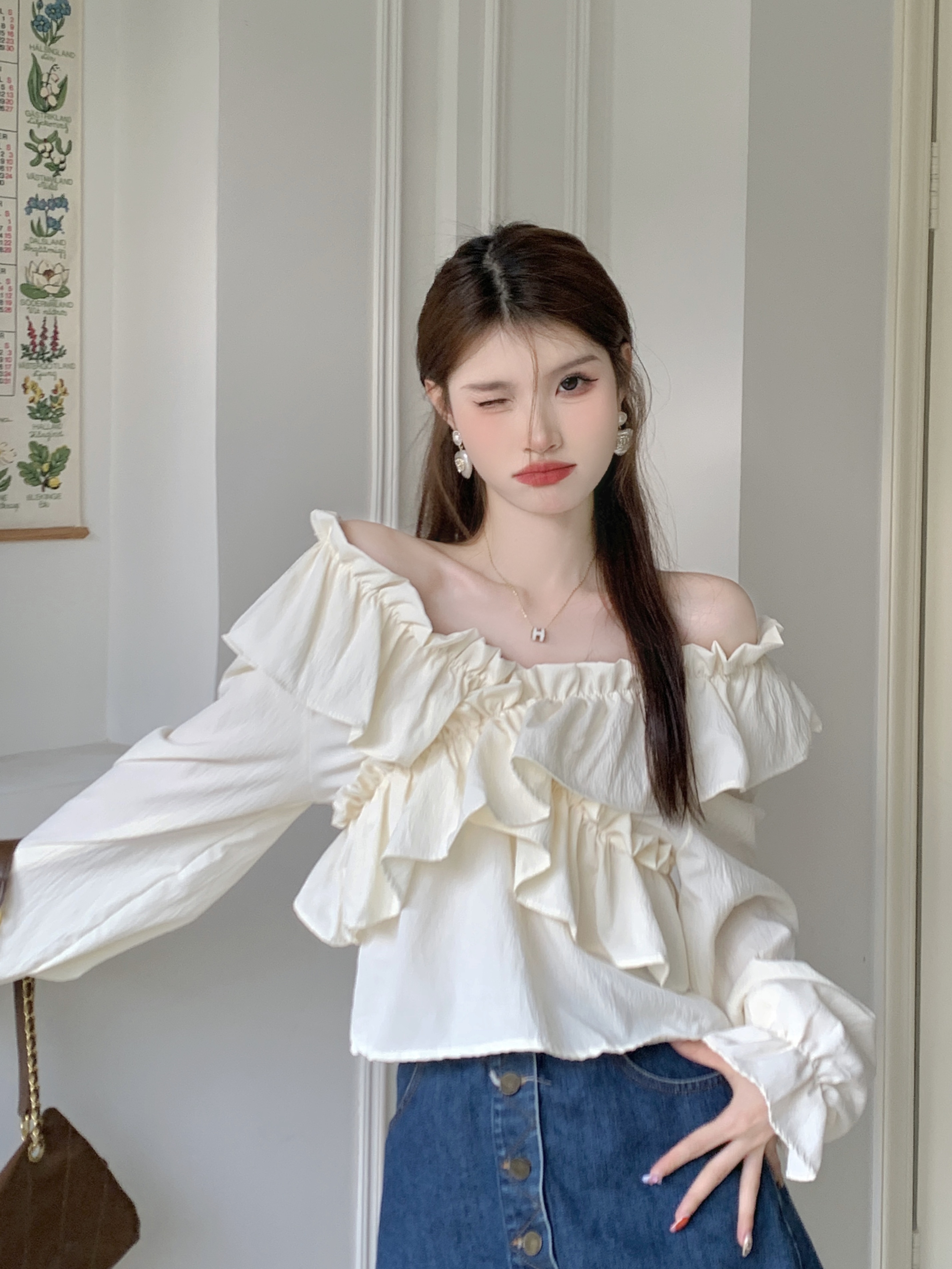 Real shot of early autumn gentle temperament, long-sleeved long-sleeved shirt, sweet girl one-shoulder niche top for women