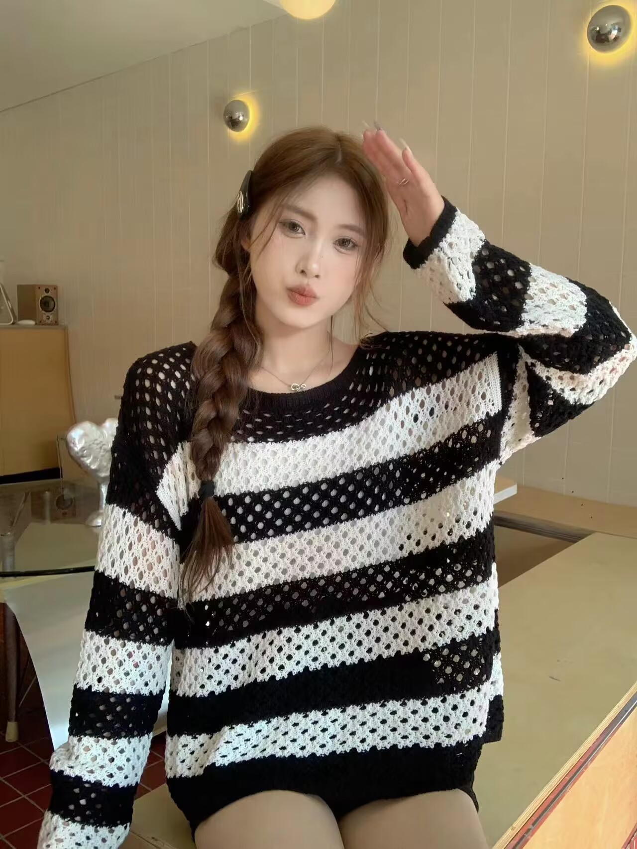Real shot, fashionable, slim new style, high-end, fashionable, age-reducing loose hollow striped knitted top for women