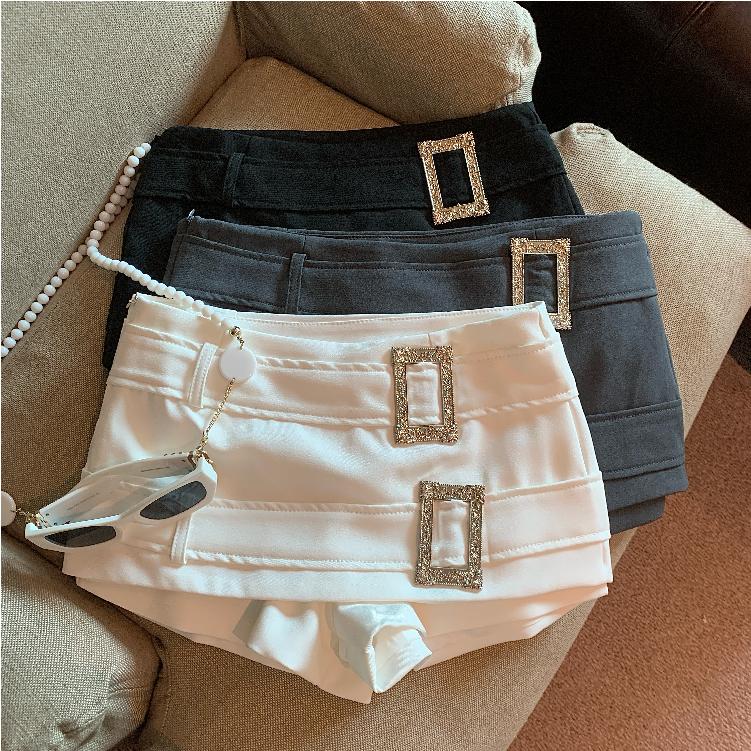 Real shot of autumn and winter retro suit button shorts