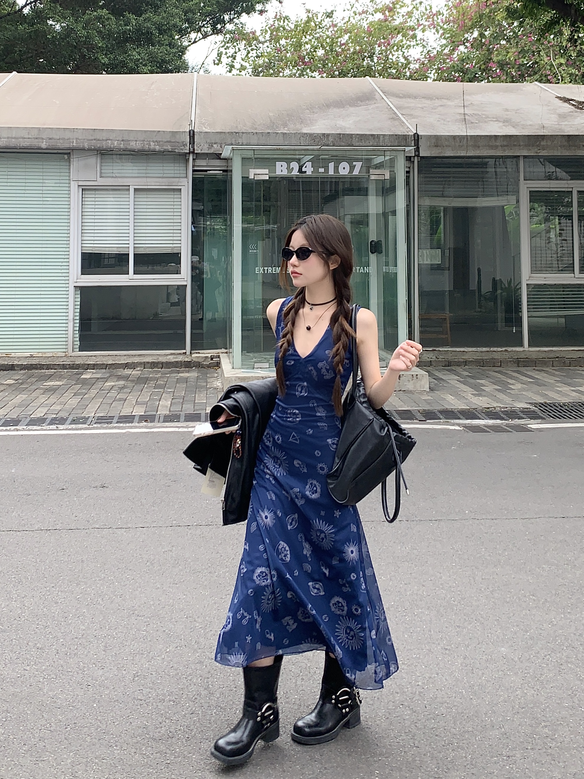 Real-price real-life photo retro v-neck vest dress for women new hot girl style waist-hugging and slimming A-line long skirt for chic