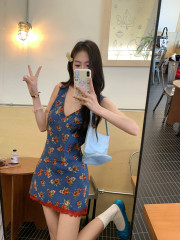 Real shot French retro floral suspender V-neck dress for women in summer waist-hugging and slimming A-line hip-wrap skirt