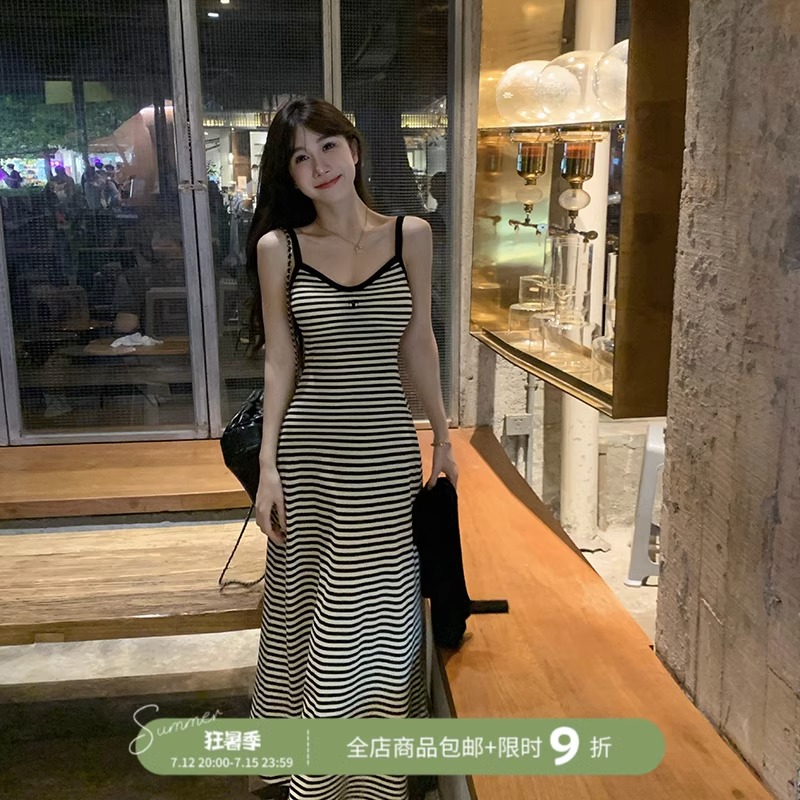 愉悅愉悅條紋V領A字吊帶連衣裙女夏韓系休閒百搭修身收腰顯瘦長裙