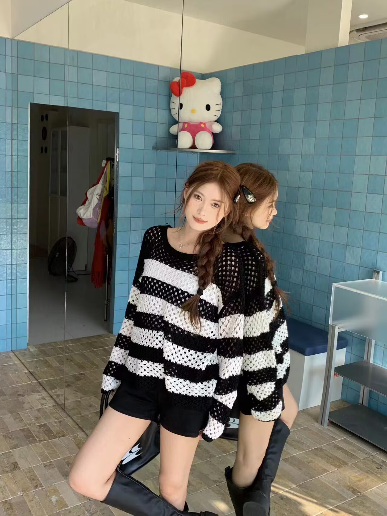 Real shot, fashionable, slim new style, high-end, fashionable, age-reducing loose hollow striped knitted top for women