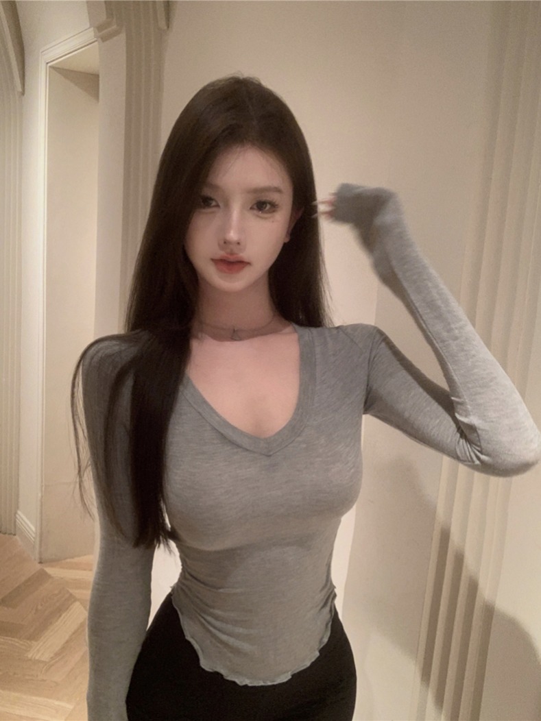 Real shot of sexy solid color knitted base slim fit and waist-hugging V-neck inner long-sleeved T-shirt for women