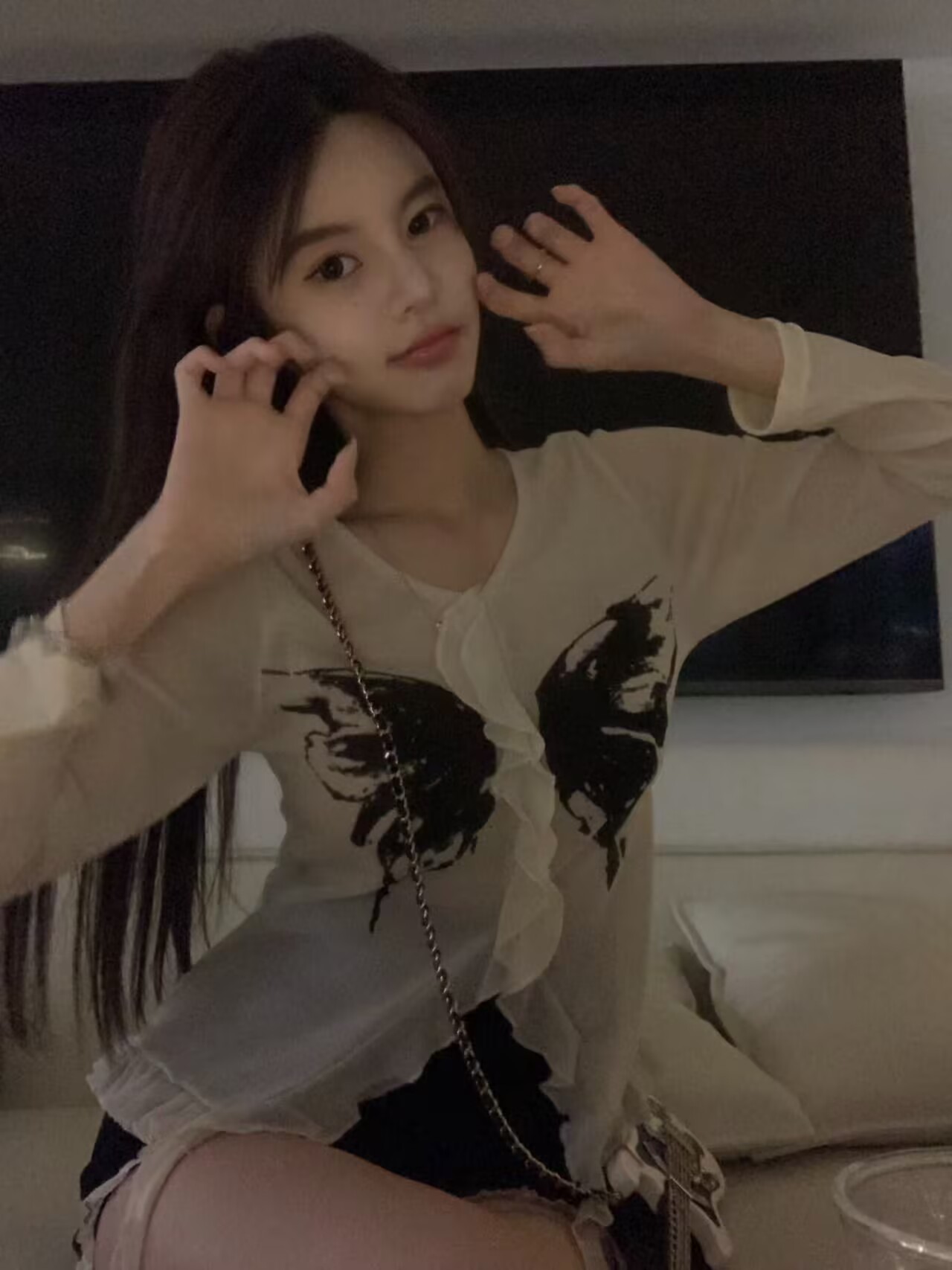 Real shot of long-sleeved thin T-shirt for female hot girl deep V-neck spliced ​​wood ears graffiti dark button cardigan sunscreen top