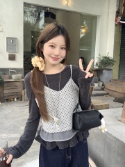 Real shot, slim and round neck, ruffled hem, long-sleeved T-shirt base shirt + dot suspender two-piece set