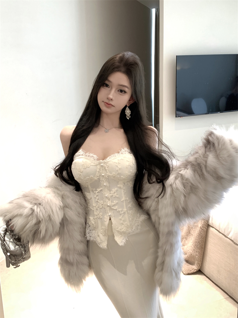 Real shot of new lace strapless top knitted skirt suit in autumn and winter