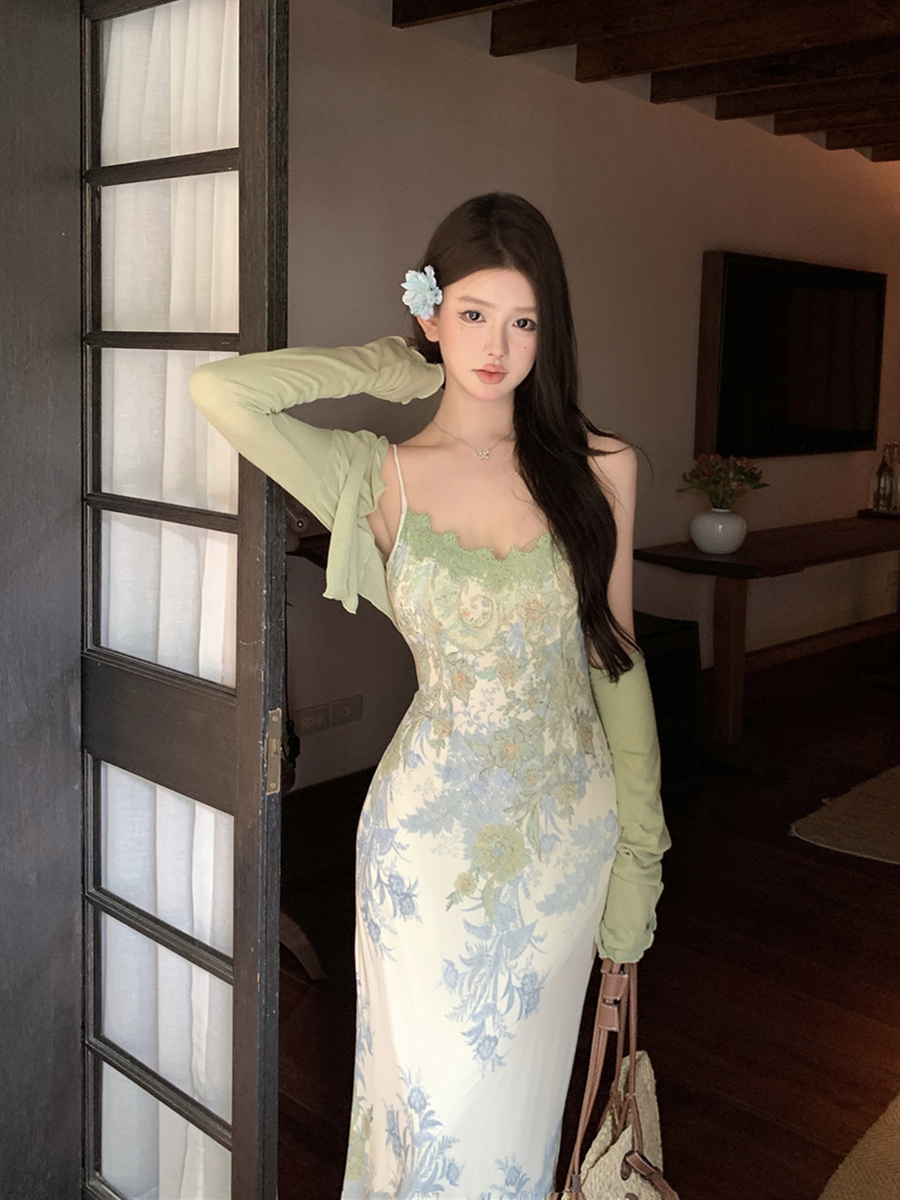 Real shot of retro sexy V-neck lace fitted waist slimming suspender dress + sun protection cardigan two-piece set for women