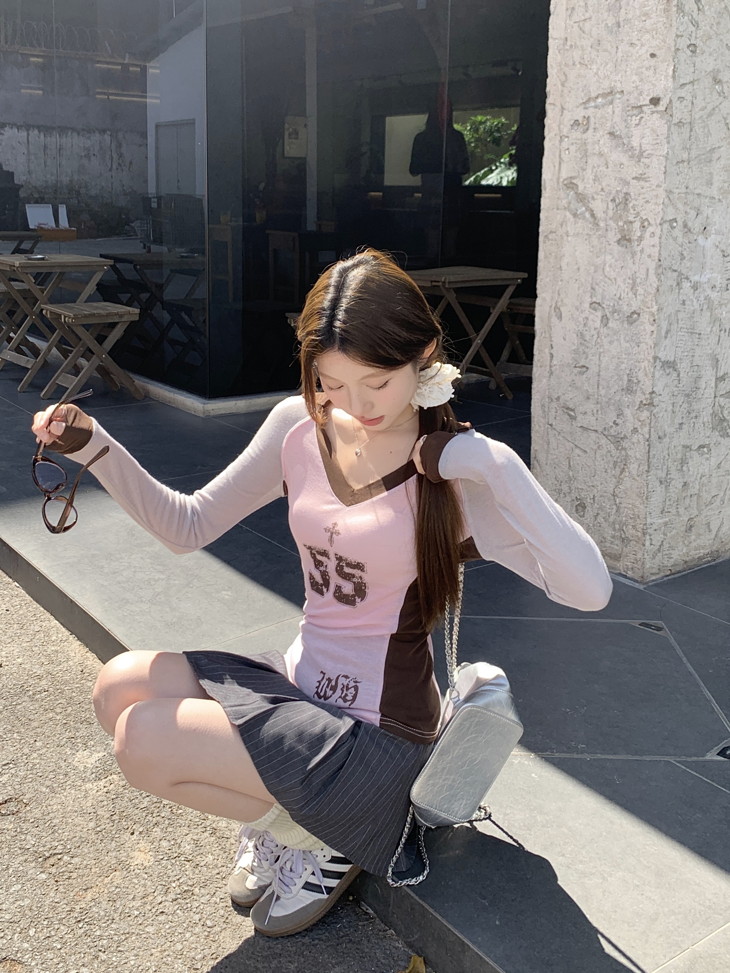Real shot of 2025 spring new retro sweet and spicy print with slightly transparent V-neck slim long-sleeved T-shirt for women