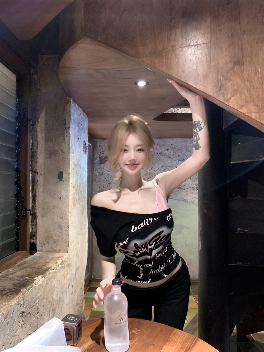 Real shot of American party hot girls fake two off-shoulder slim design printed T-shirt