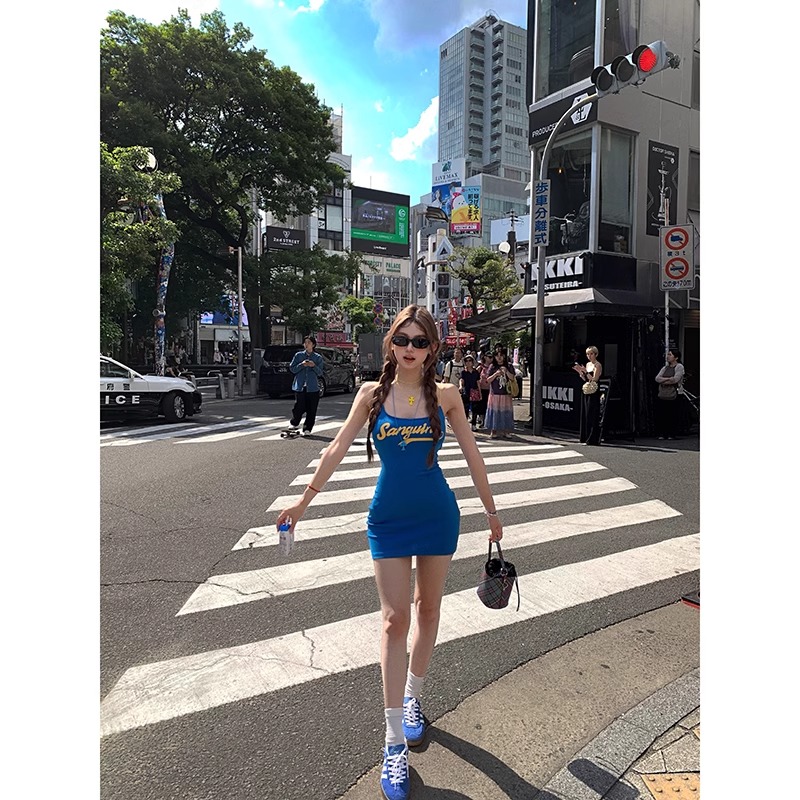 Tongiiuu Blokette 復古印花吊帶連衣裙女顯瘦a字包臀短裙帶胸墊