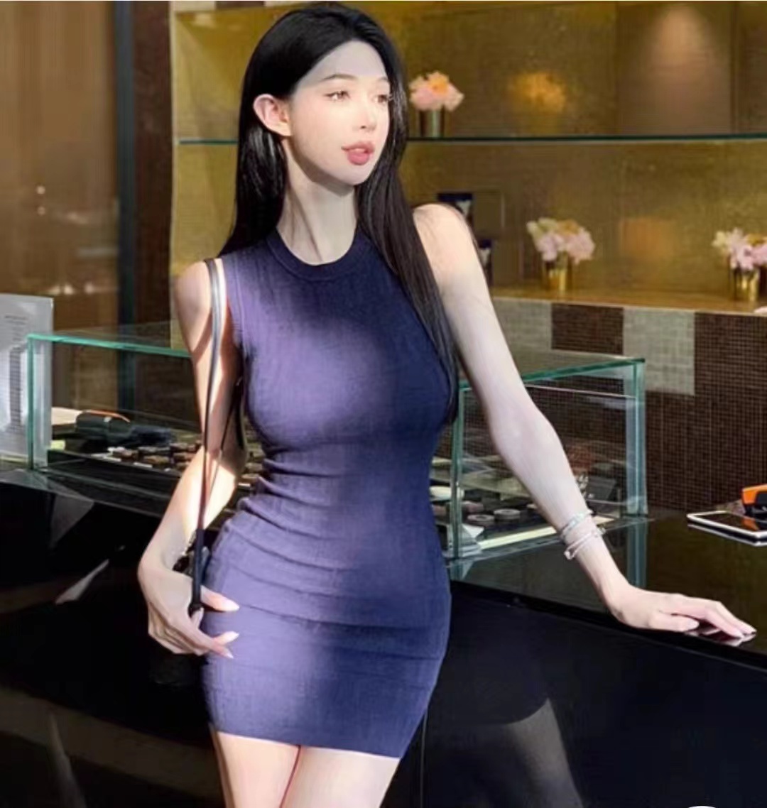 chill巧兒私服Fen*1浮雕雙F性感包臀修身顯瘦無袖針織連衣裙