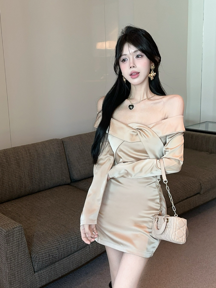 Real shot of a satin dress with one shoulder for a thousand gold