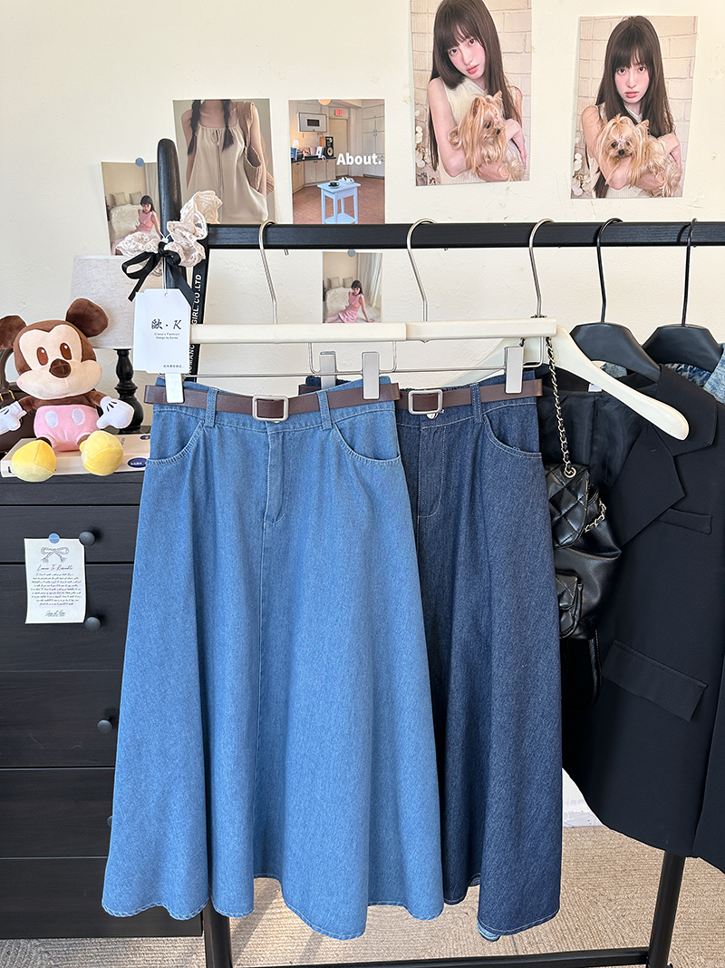 Real shot of new retro fashionable high-waisted slim long skirt fashionable comfortable and chic denim skirt
