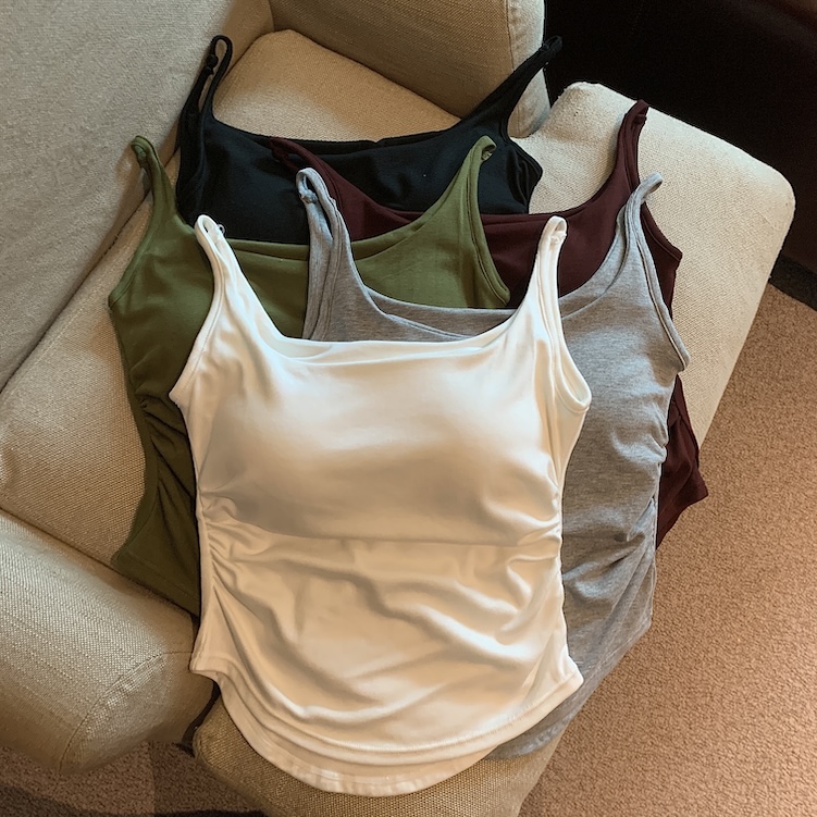 Real shot of spring suspender pleated vest
