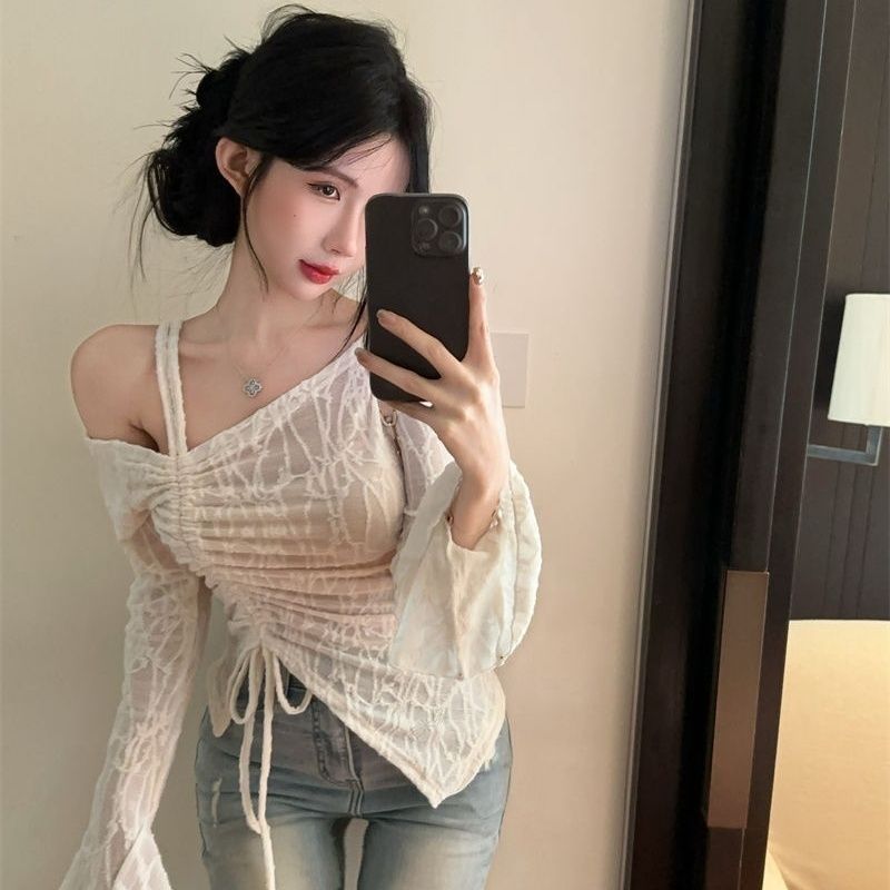 抽褶系帶斜肩蕾絲衫女春夏裝新款設計感喇叭袖修身別致小眾上衣女