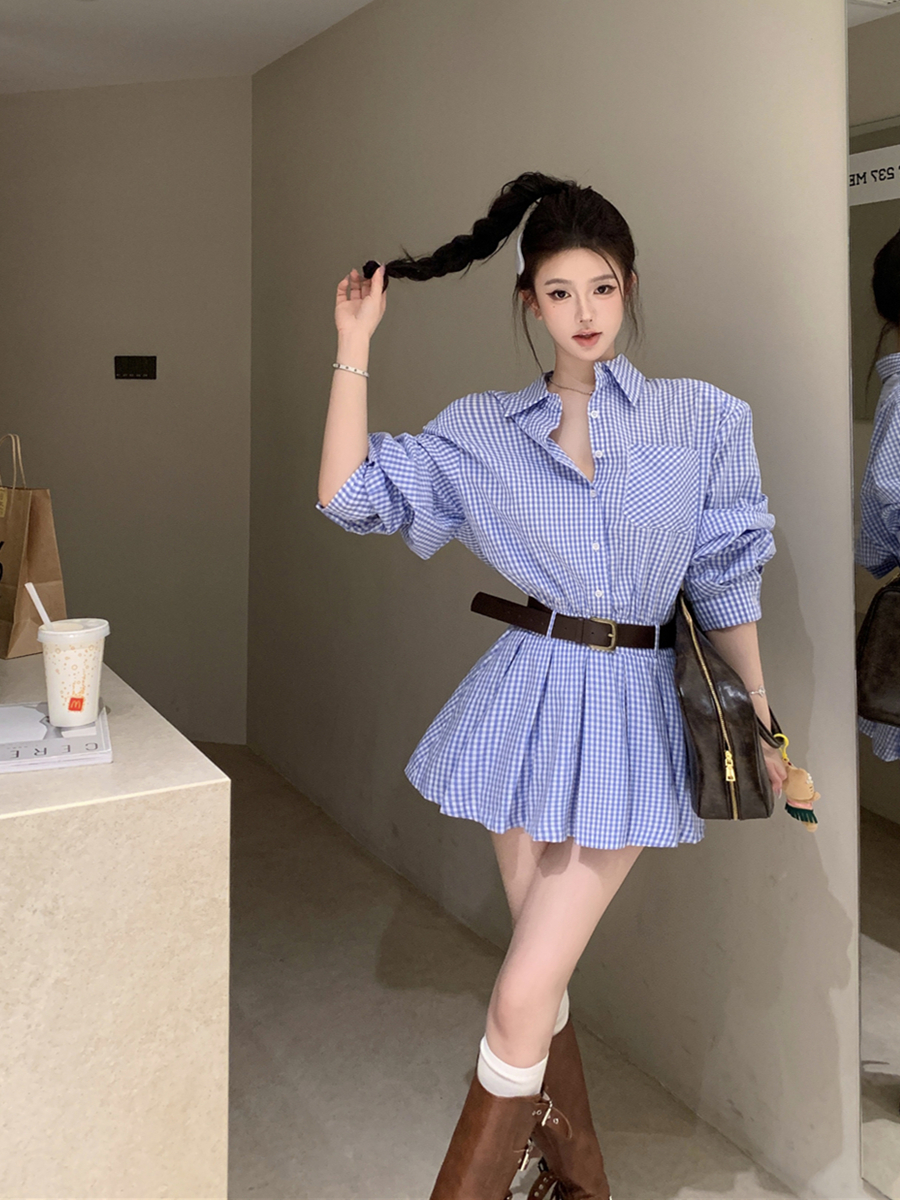 Real shot of waist-hugging slim blue and white plaid shirt dress pleated short skirt with shoulder pads for women