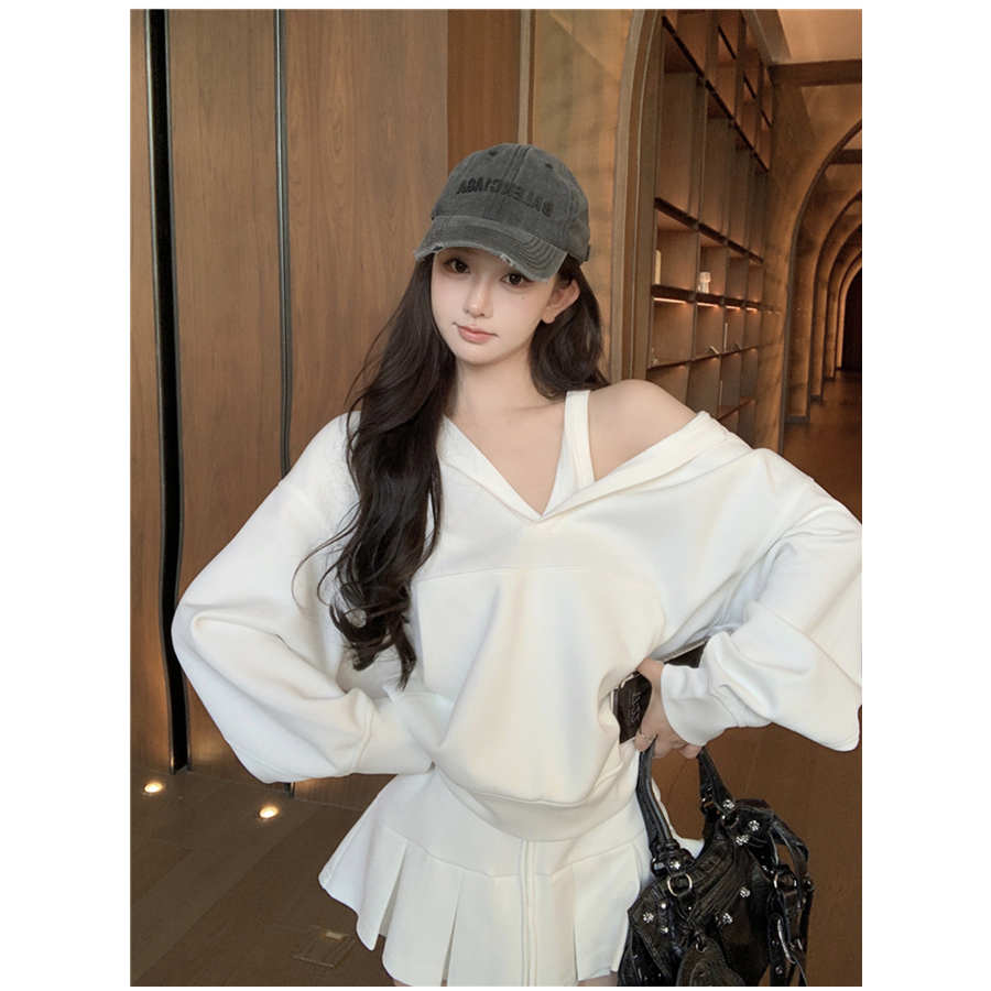 Real shot of Korean version of white hooded loose pullover sweatshirt coat + vest inner wear + pleated skirt and pants for women