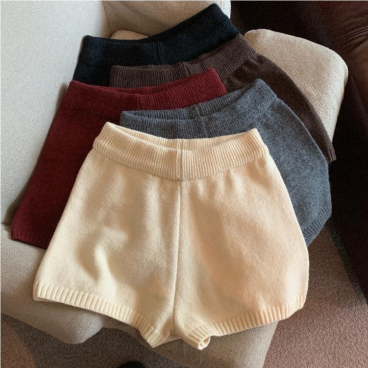Real shot of autumn and winter retro knitted shorts