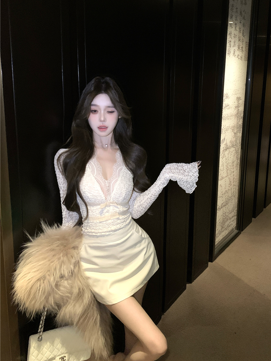 Real-life retro French daughter V-neck lace shirt T-shirt + hip-covered slim sexy anti-exposure skirt two-piece set for women