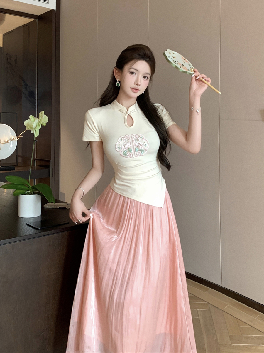 Real shot of new Chinese retro embroidered short-sleeved pleated slim body T-shirt + versatile slim skirt for women