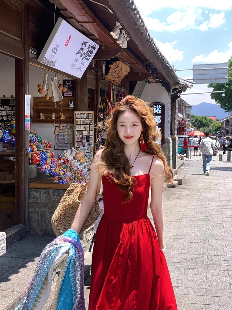 雲南大理穿搭法式紅色吊帶連衣裙女性感露背適合海邊度假拍照裙子