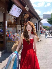 雲南大理穿搭法式紅色吊帶連衣裙女性感露背適合海邊度假拍照裙子