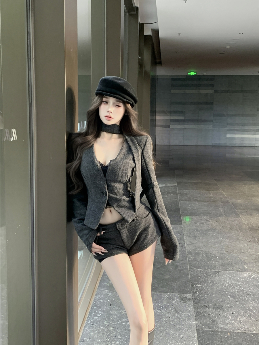 Real shot of retro waist-loading suit jacket and tie temperament hot girl low waist shorts V-neck suspender lace inner wear for women