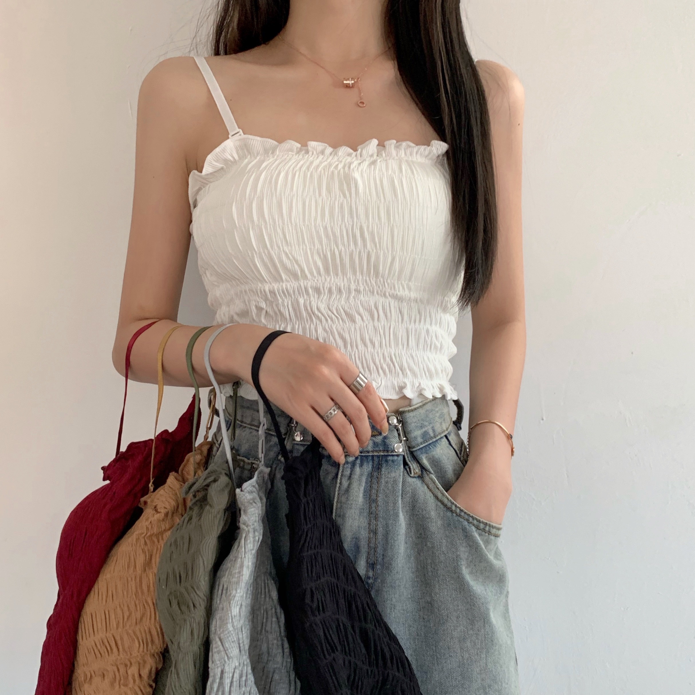 Real shot of black fungus pleated short slinging vest sexy slim breasts and beautiful back base top