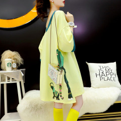 6535棉夏季2025潮流印花V領前短後長設計感T恤女